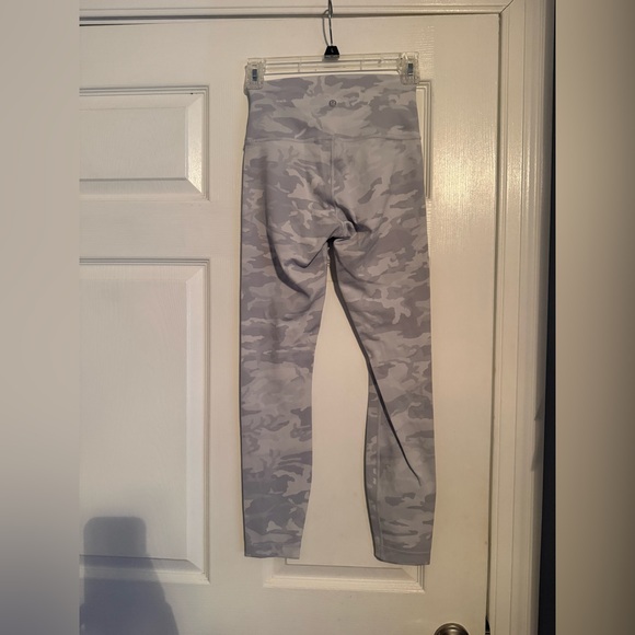 Lululemon Athletica Gray Camo Leggings 25in inseam - Picture 3 of 4